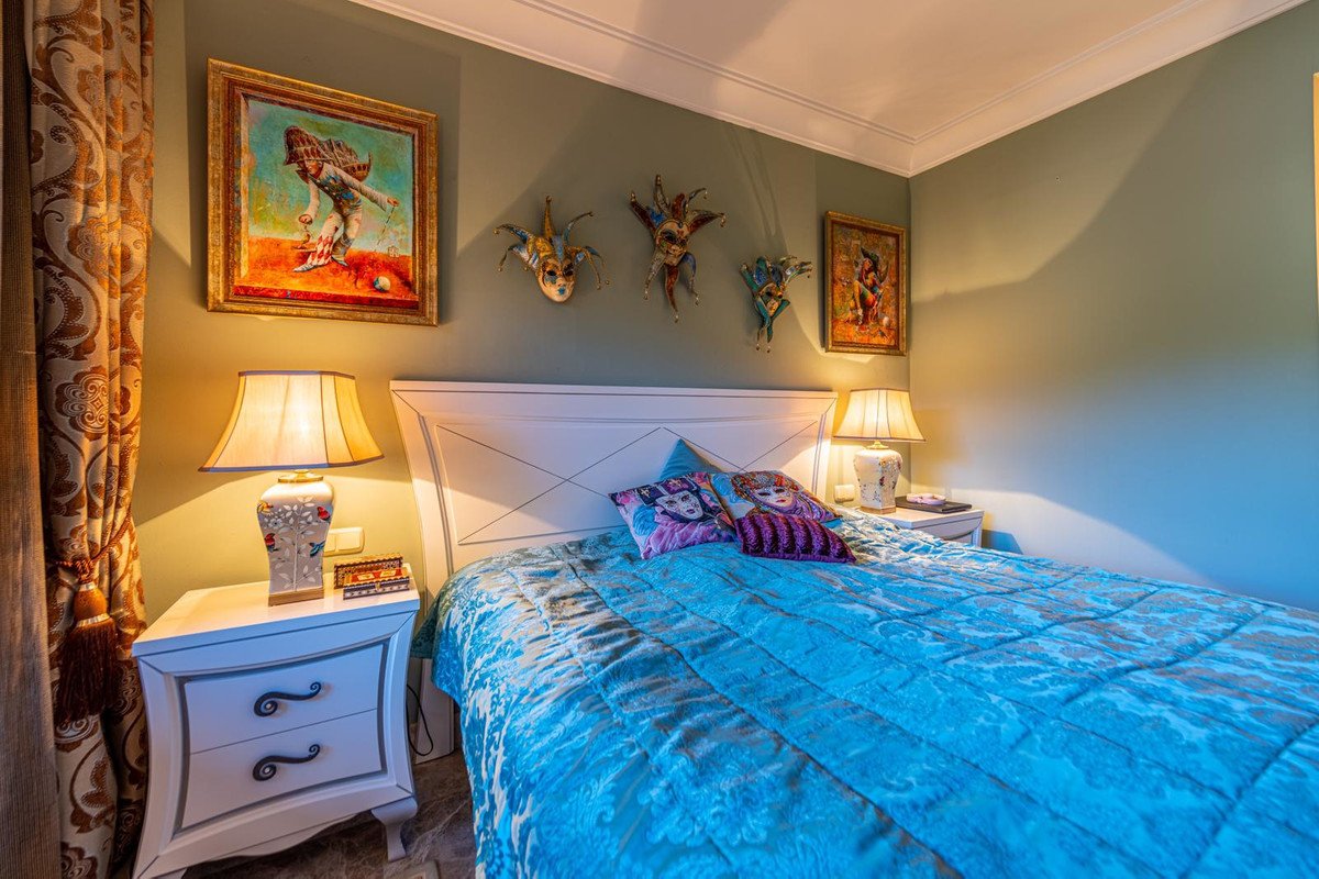 2 Bed Middle Floor Apartment in Nueva Andalucía