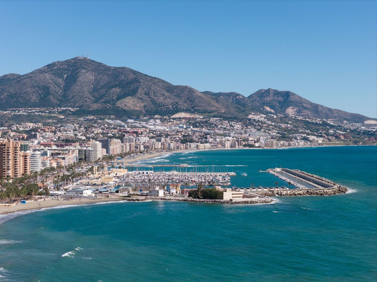 2 Bed Top Floor Apartment in Fuengirola