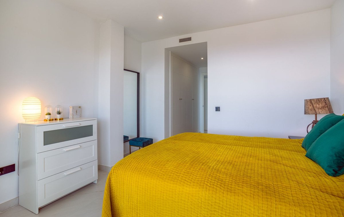 2 Bed Middle Floor Apartment in Estepona