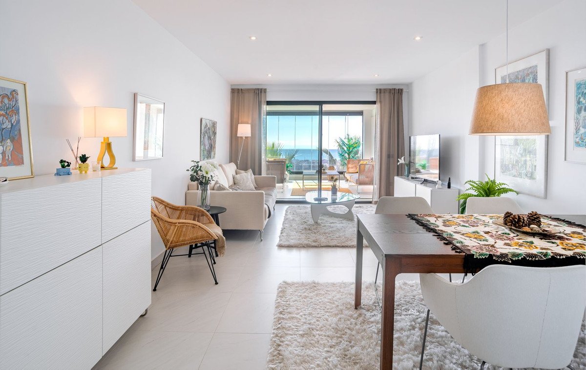 2 Bed Middle Floor Apartment in Estepona
