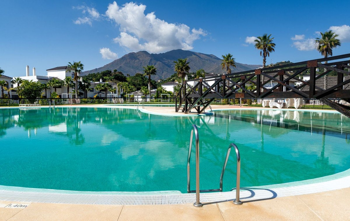 2 Bed Middle Floor Apartment in Estepona