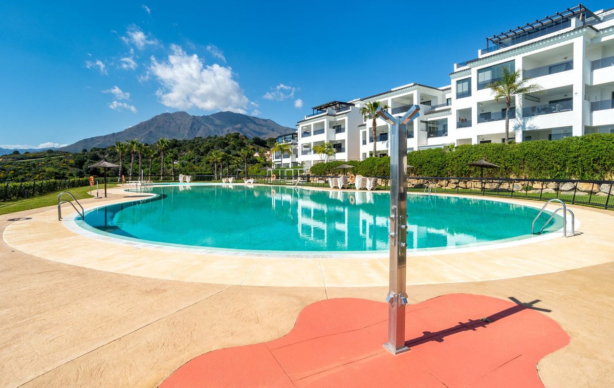 2 Bed Middle Floor Apartment in Estepona