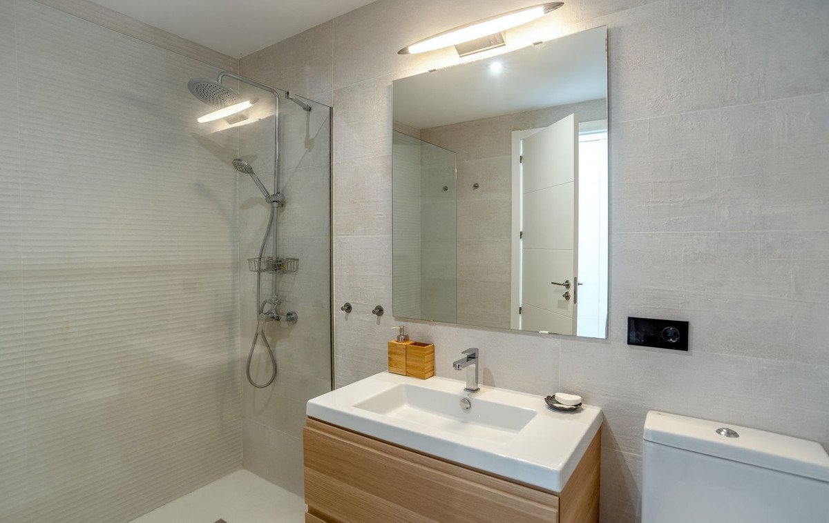 2 Bed Middle Floor Apartment in Estepona