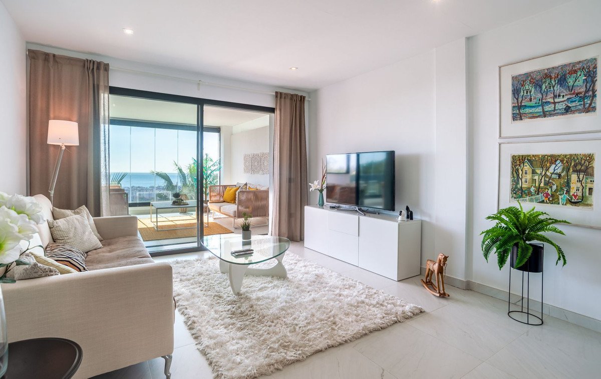 2 Bed Middle Floor Apartment in Estepona