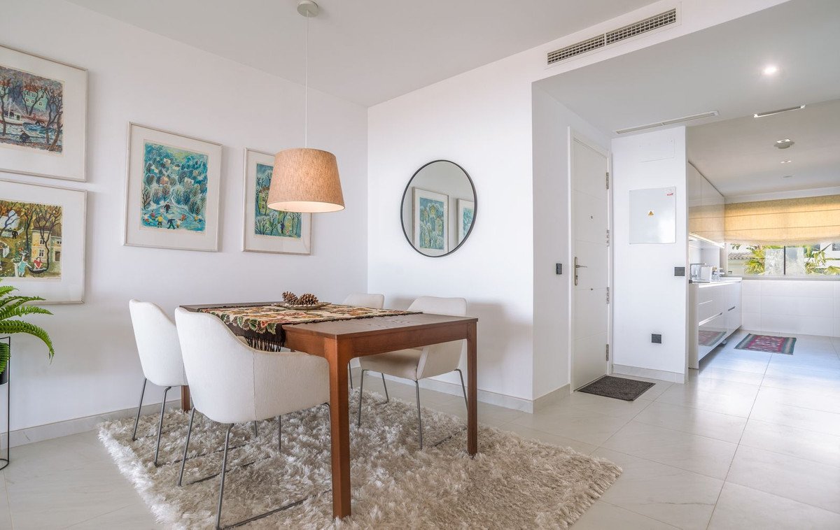 2 Bed Middle Floor Apartment in Estepona