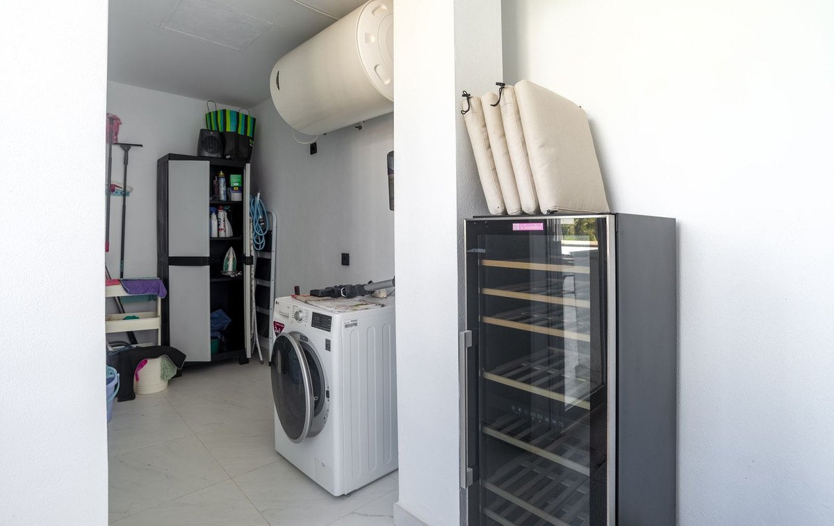 2 Bed Middle Floor Apartment in Estepona