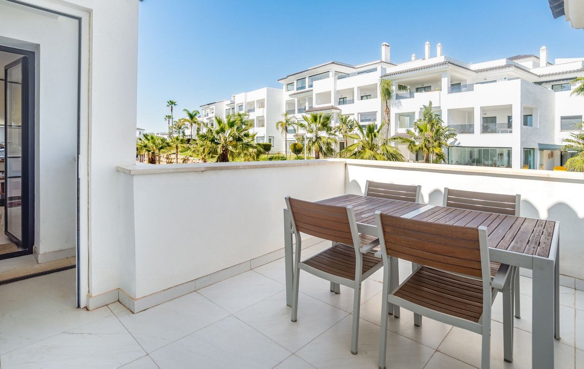 2 Bed Middle Floor Apartment in Estepona