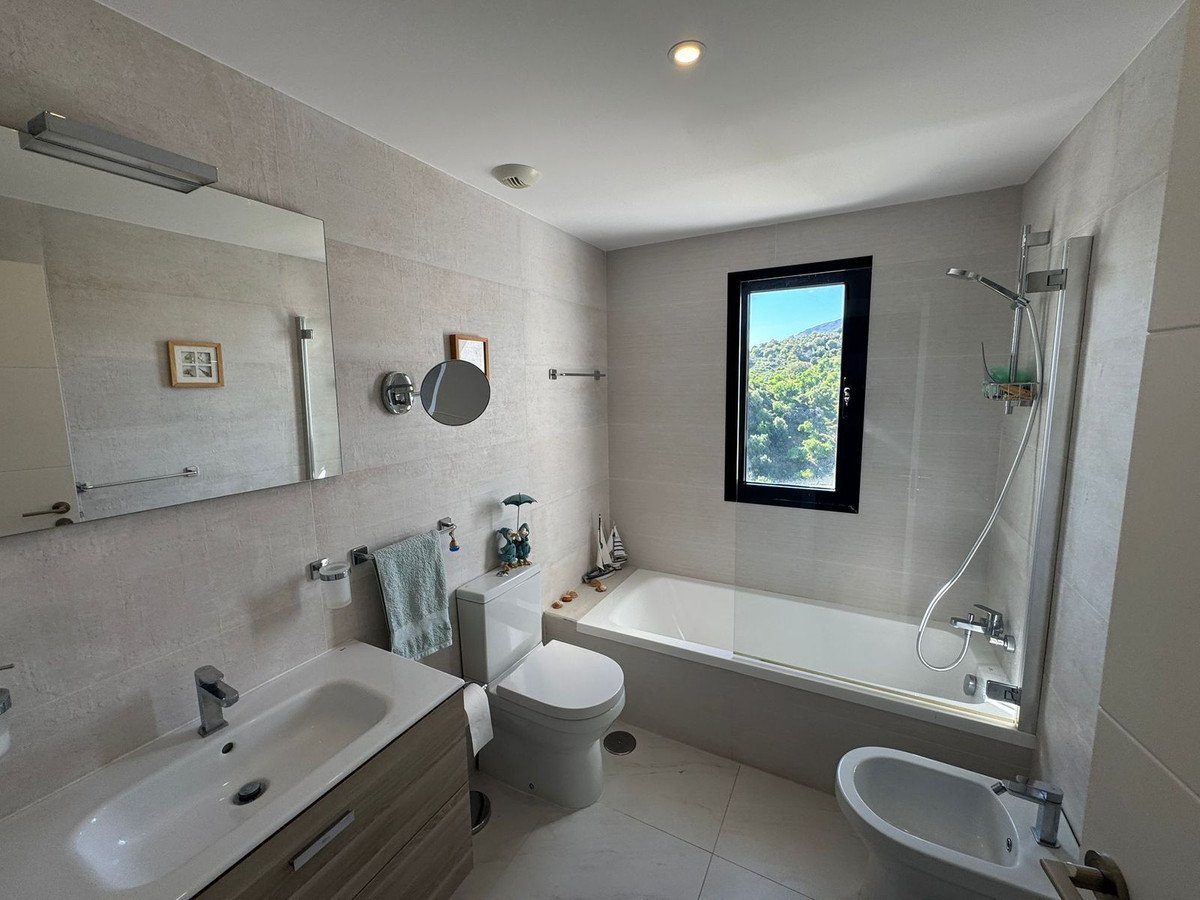 4 Bed Middle Floor Apartment in Estepona