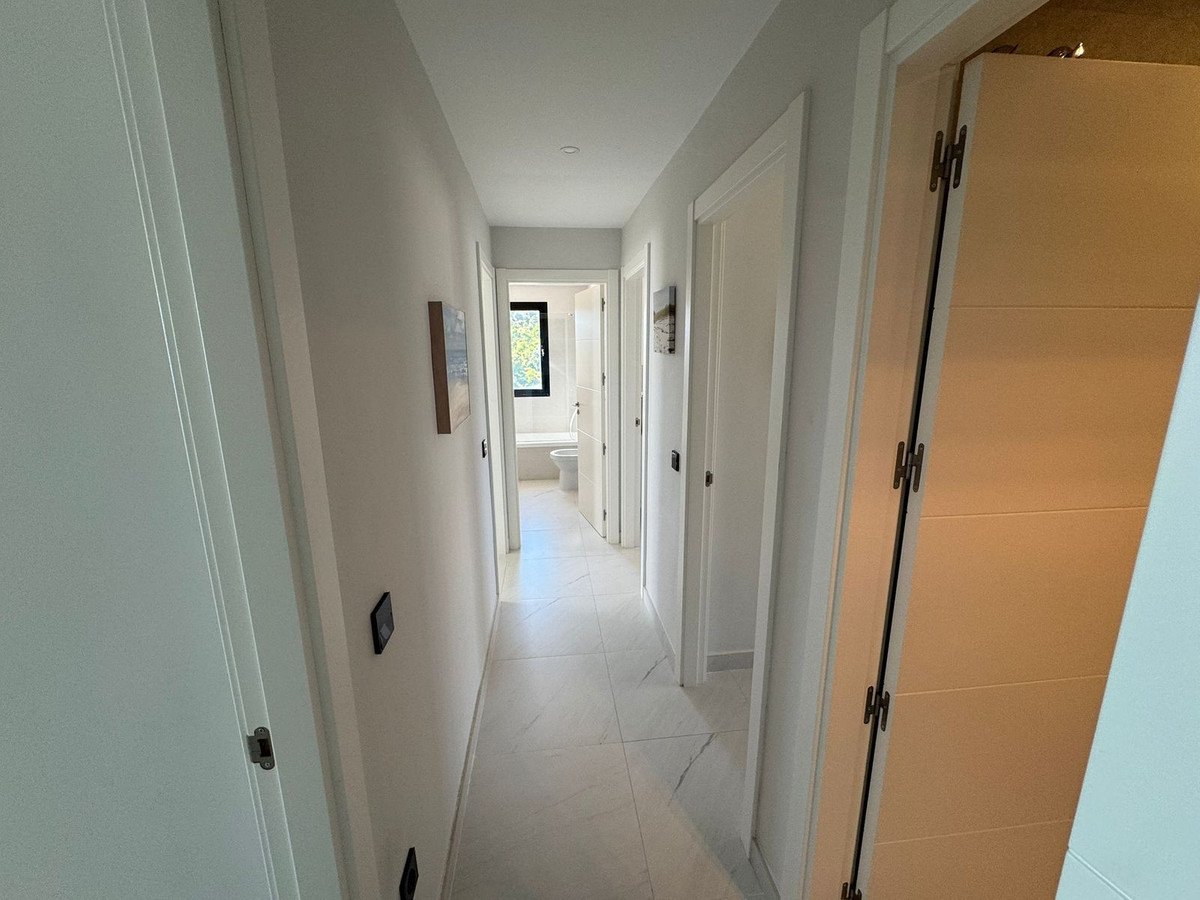 4 Bed Middle Floor Apartment in Estepona