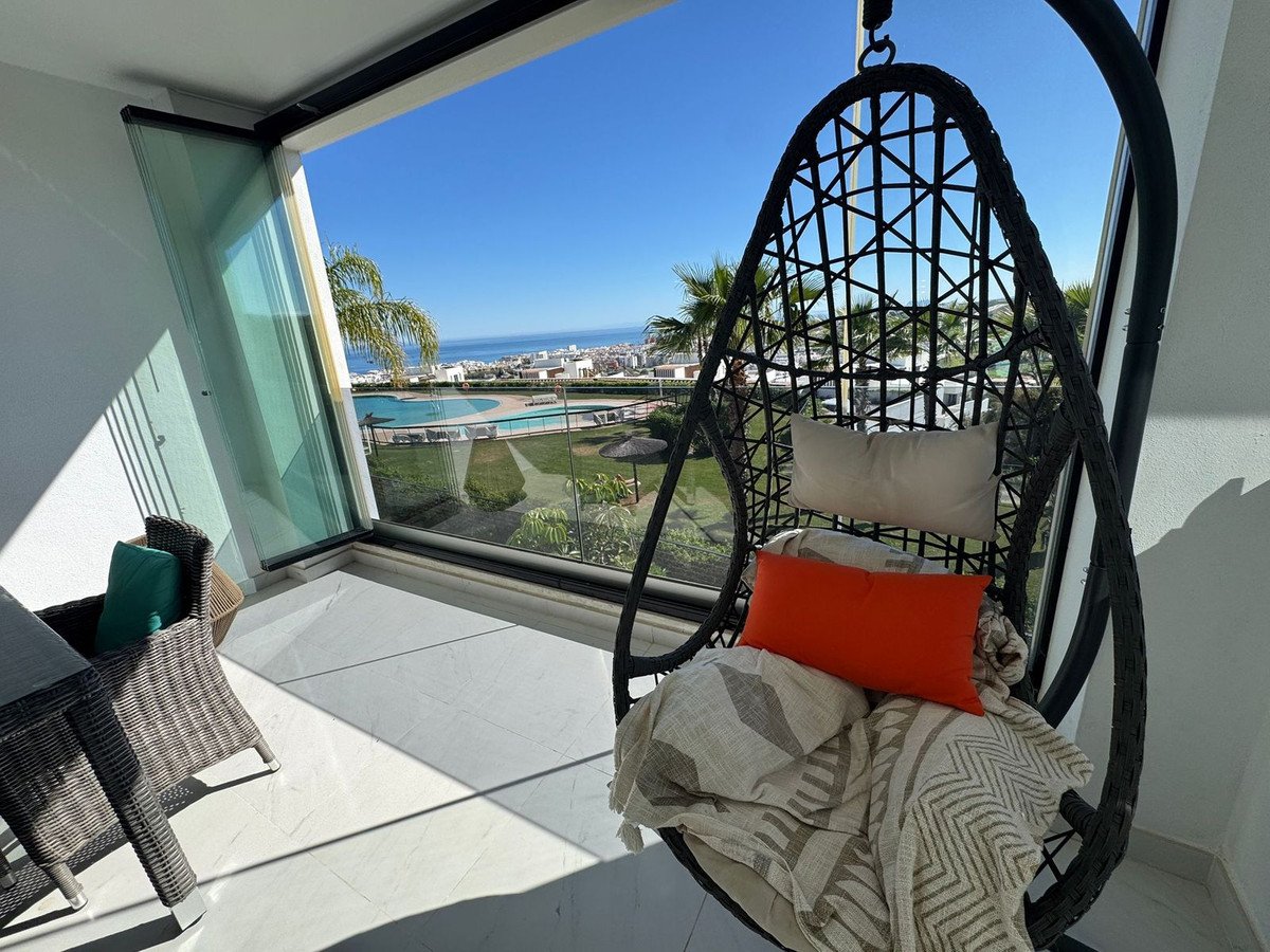 4 Bed Middle Floor Apartment in Estepona