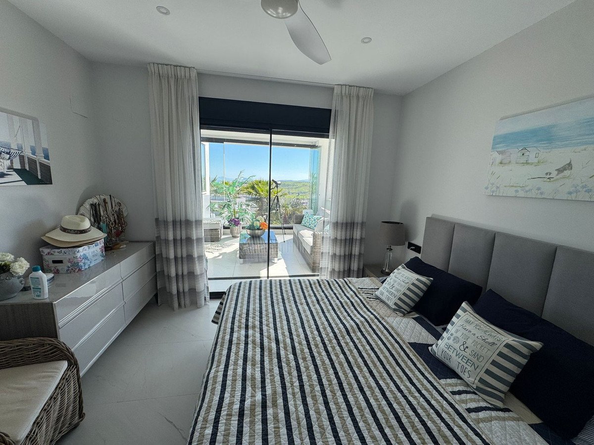 4 Bed Middle Floor Apartment in Estepona
