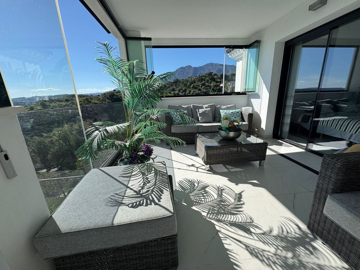 4 Bed Middle Floor Apartment in Estepona