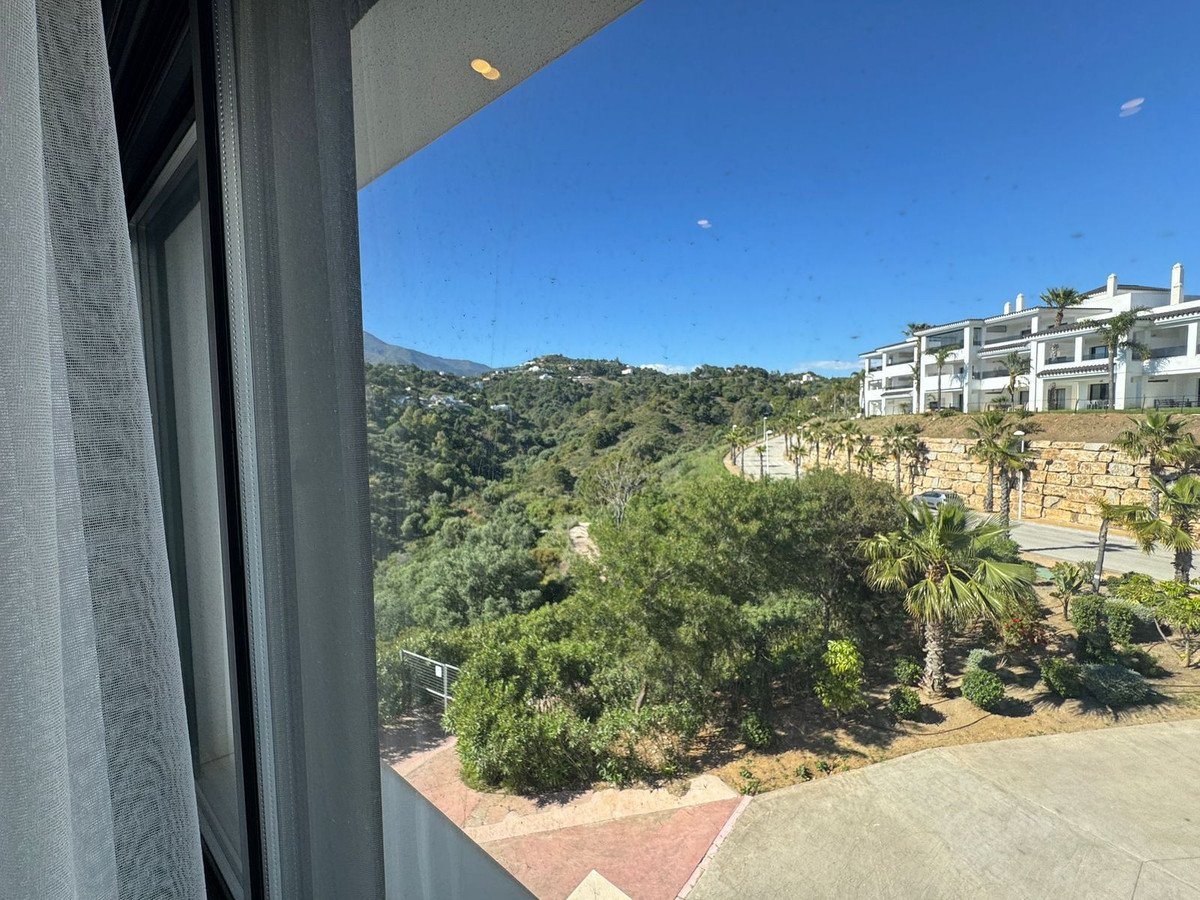 4 Bed Middle Floor Apartment in Estepona