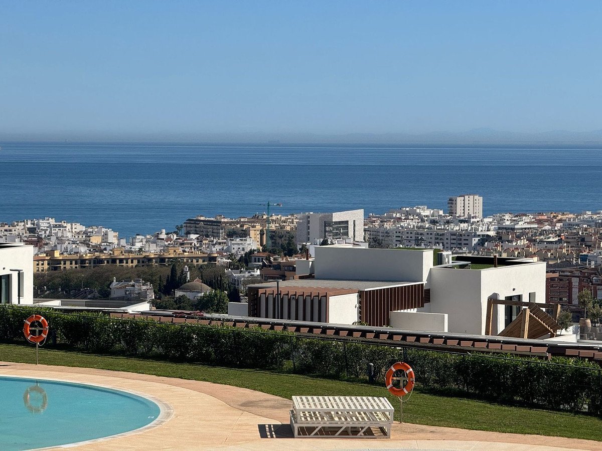 4 Bed Middle Floor Apartment in Estepona