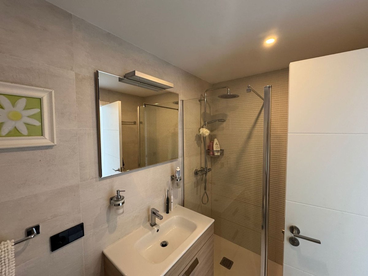 4 Bed Middle Floor Apartment in Estepona