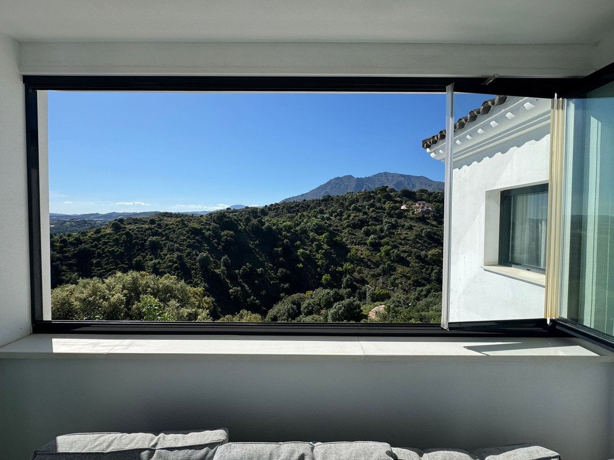 4 Bed Middle Floor Apartment in Estepona