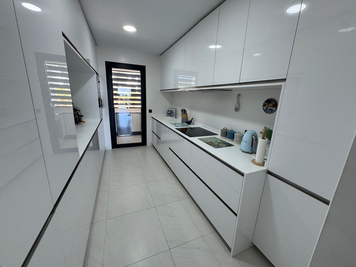 4 Bed Middle Floor Apartment in Estepona