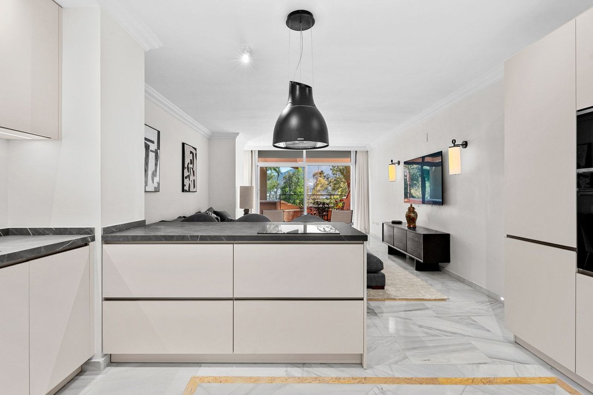 3 Bed Middle Floor Apartment in Nueva Andalucía