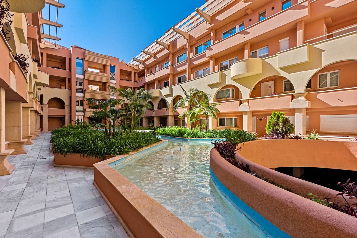 3 Bed Middle Floor Apartment in Nueva Andalucía