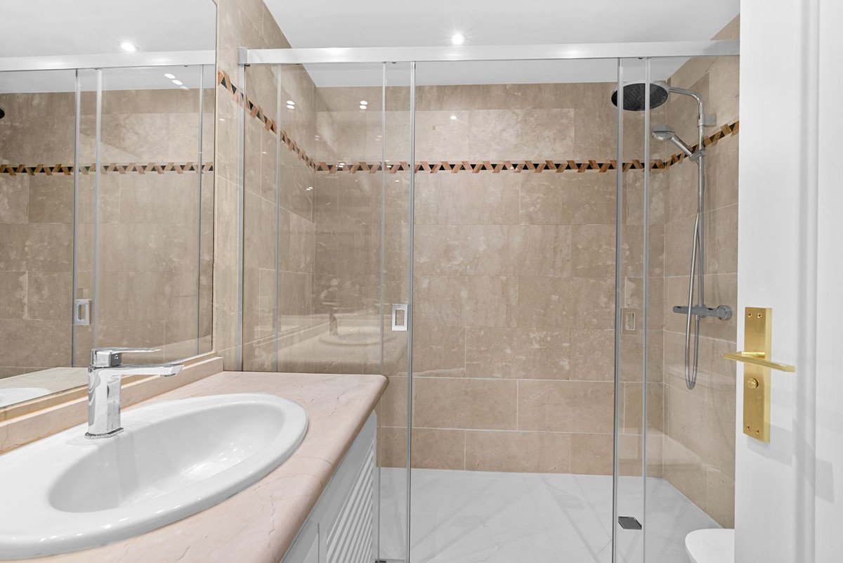 3 Bed Middle Floor Apartment in Nueva Andalucía