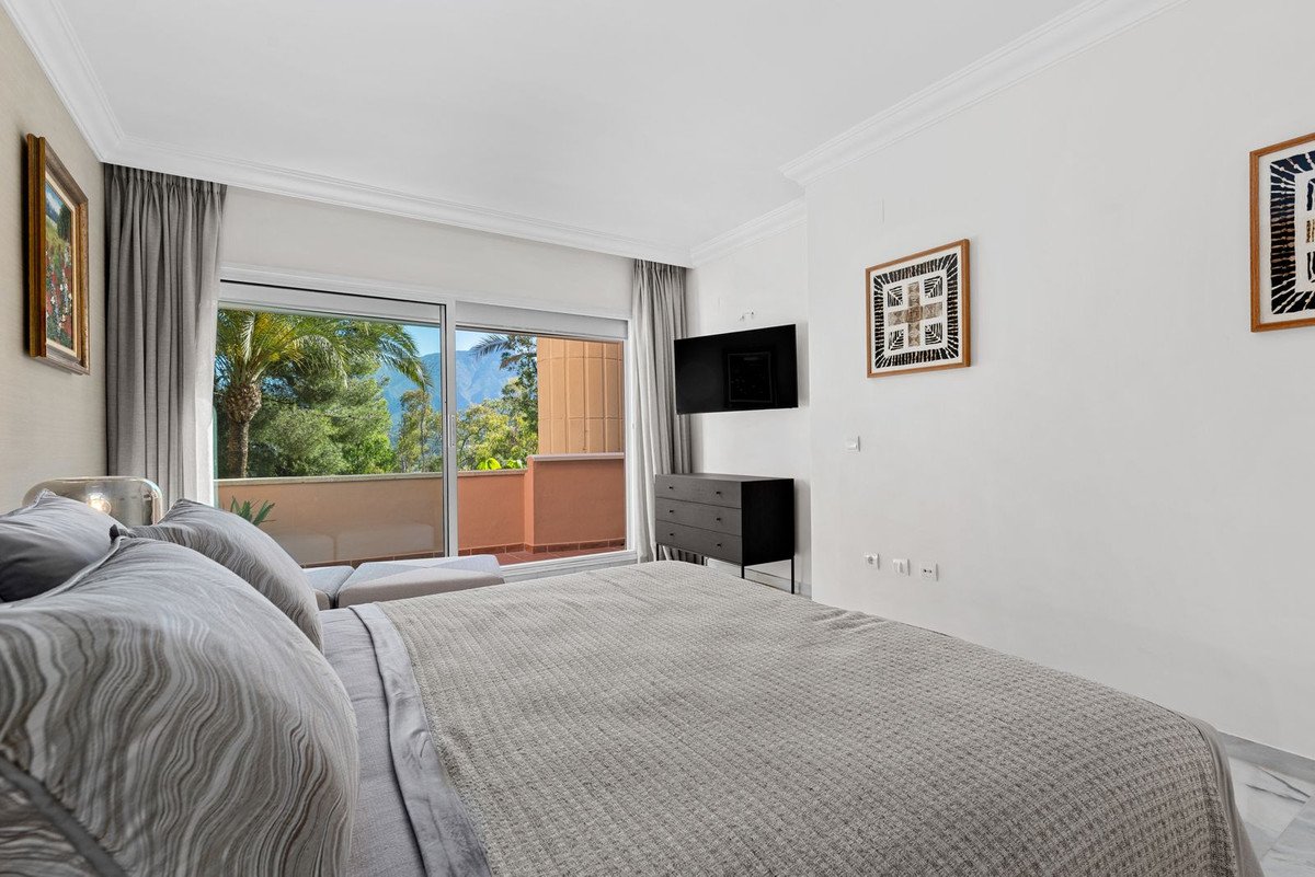3 Bed Middle Floor Apartment in Nueva Andalucía