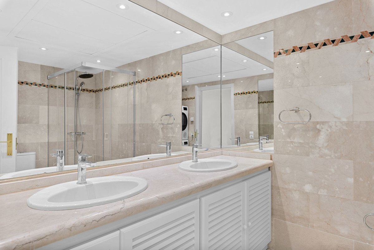 3 Bed Middle Floor Apartment in Nueva Andalucía