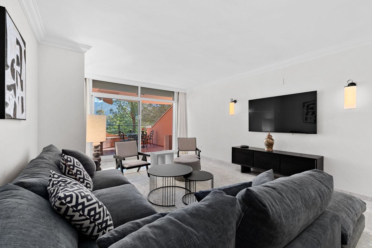 3 Bed Middle Floor Apartment in Nueva Andalucía
