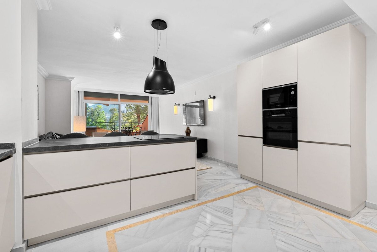 3 Bed Middle Floor Apartment in Nueva Andalucía