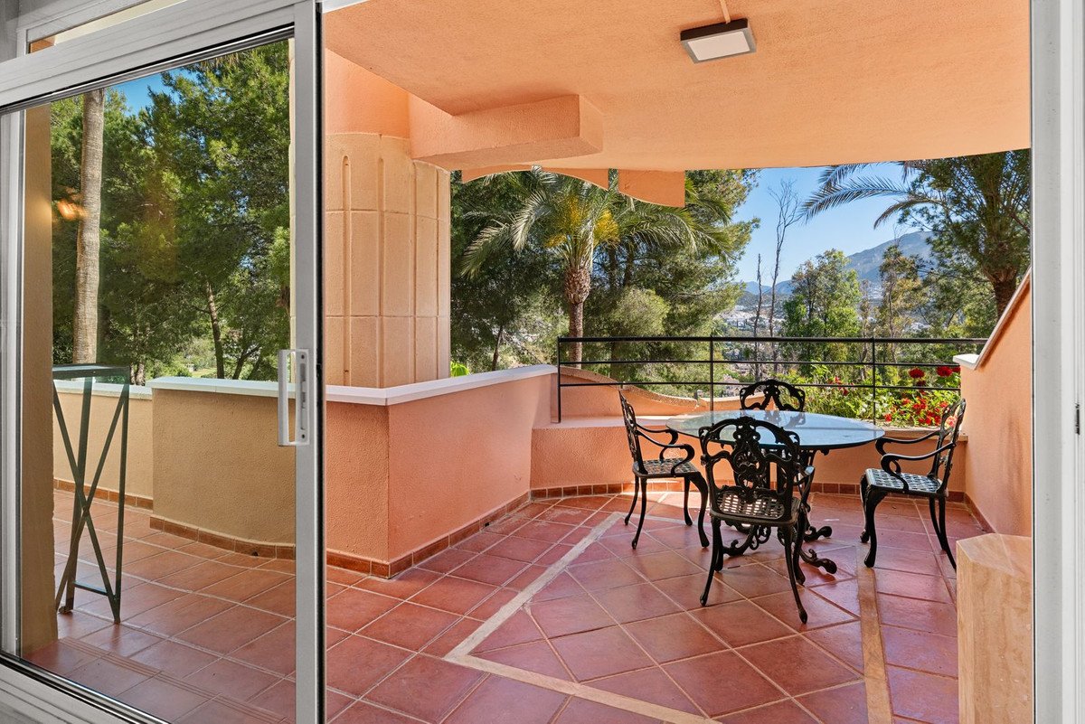 3 Bed Middle Floor Apartment in Nueva Andalucía