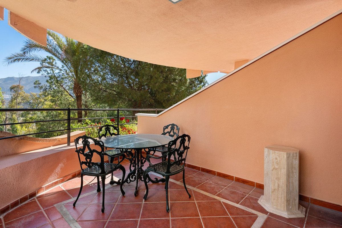 3 Bed Middle Floor Apartment in Nueva Andalucía