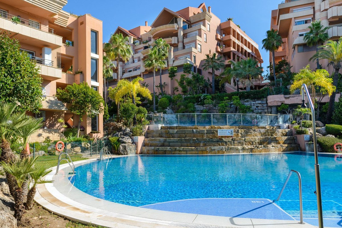 3 Bed Middle Floor Apartment in Nueva Andalucía