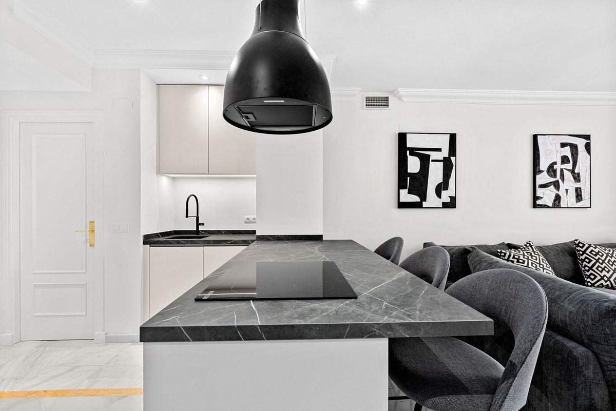 3 Bed Middle Floor Apartment in Nueva Andalucía
