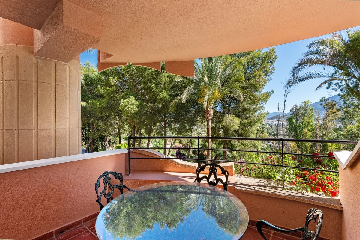 3 Bed Middle Floor Apartment in Nueva Andalucía