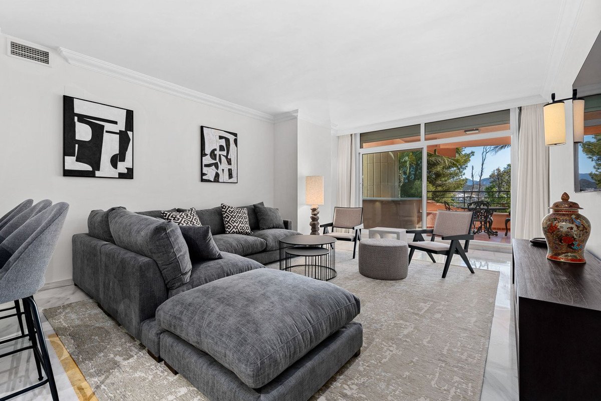 3 Bed Middle Floor Apartment in Nueva Andalucía