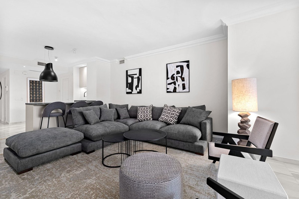 3 Bed Middle Floor Apartment in Nueva Andalucía