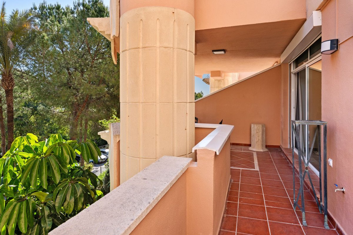 3 Bed Middle Floor Apartment in Nueva Andalucía
