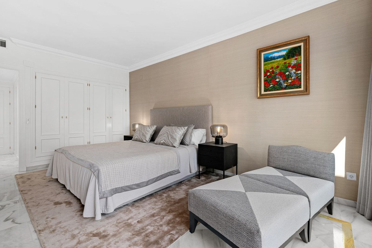 3 Bed Middle Floor Apartment in Nueva Andalucía