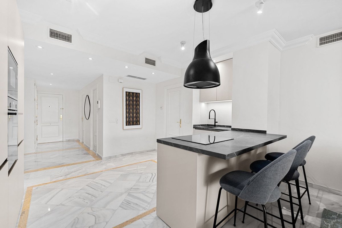 3 Bed Middle Floor Apartment in Nueva Andalucía