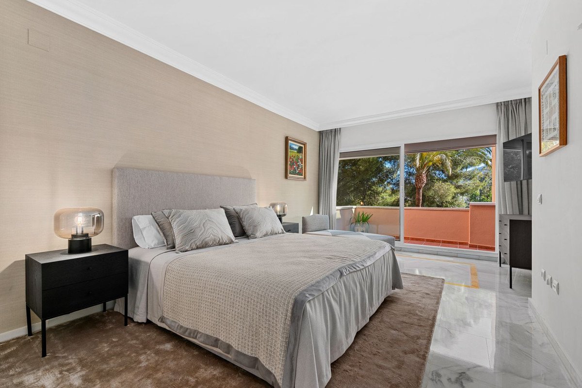 3 Bed Middle Floor Apartment in Nueva Andalucía