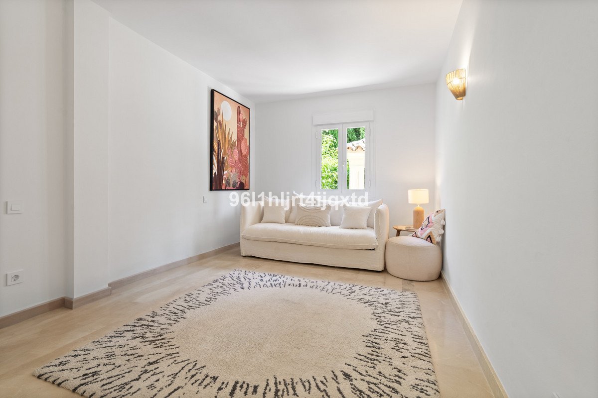 4 Bed Semi-Detached House in Sotogrande Alto