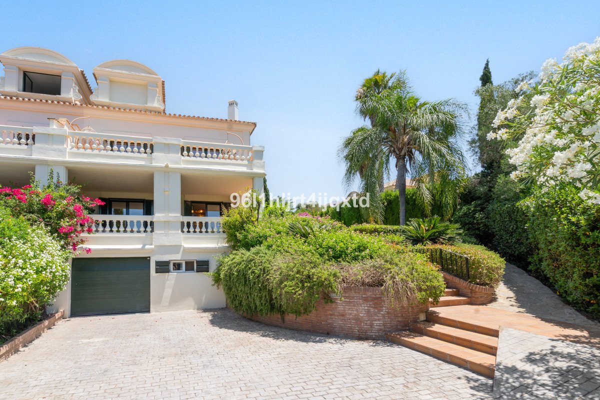 4 Bed Semi-Detached House in Sotogrande Alto