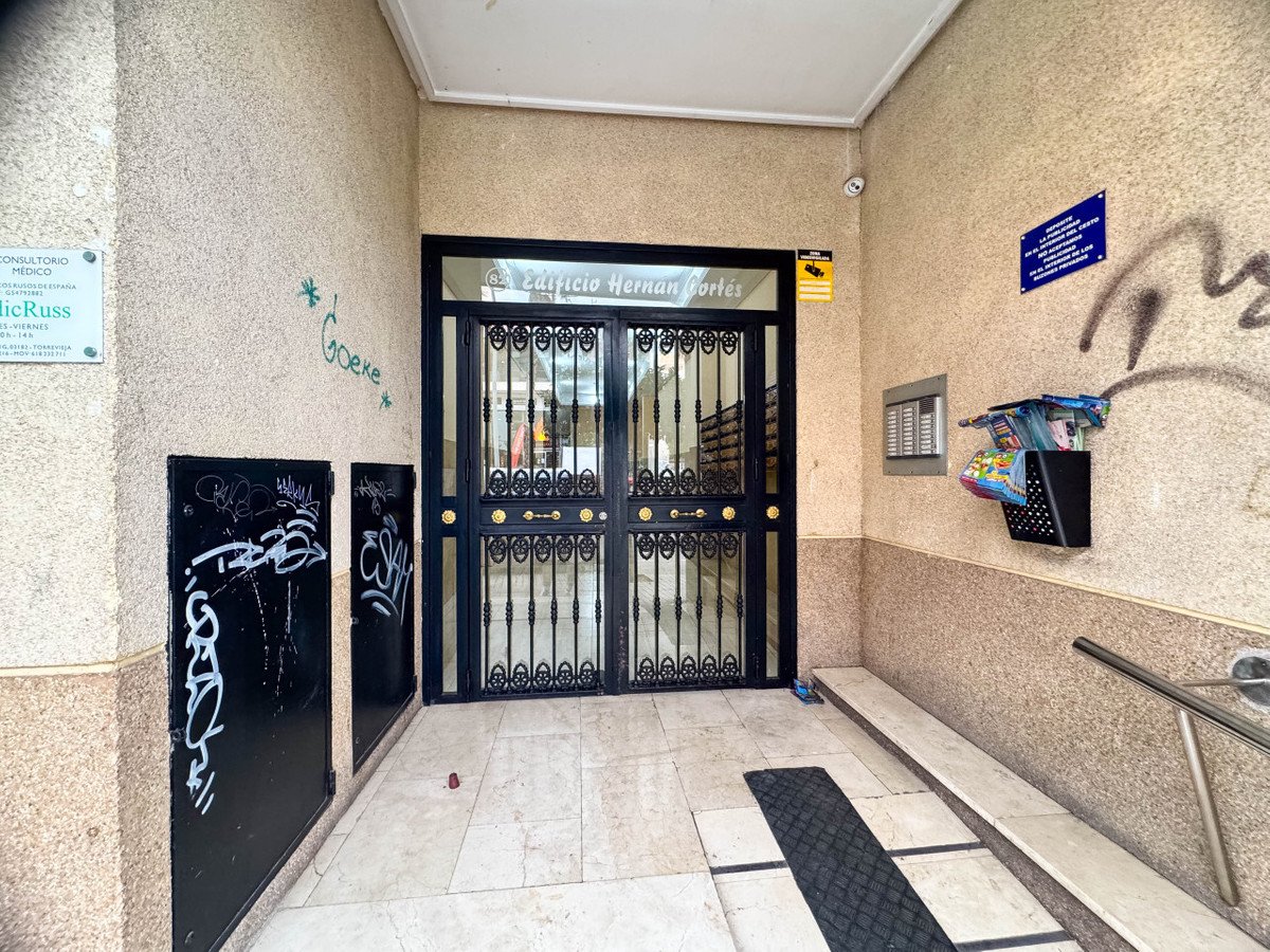 4 Bed Middle Floor Apartment in Torrevieja