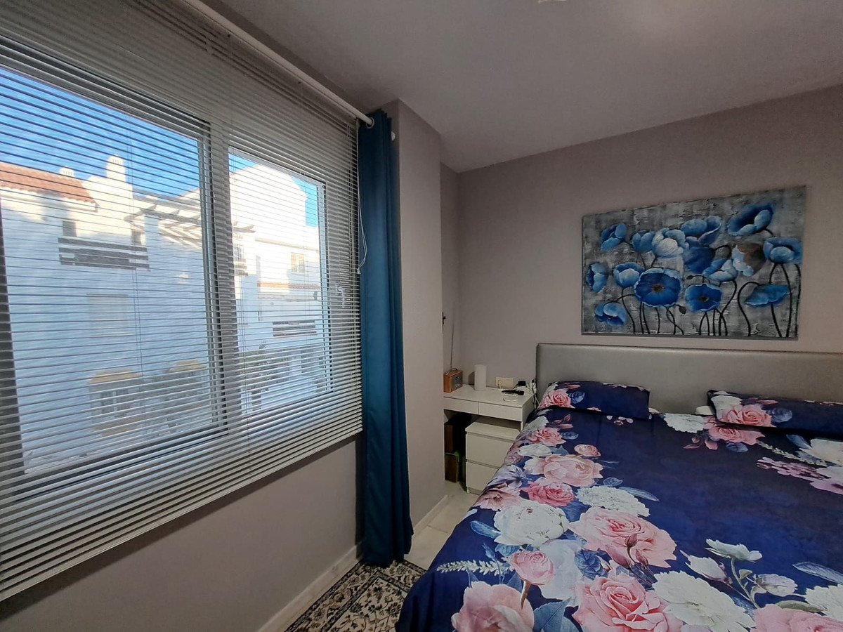2 Bed Middle Floor Apartment in Estepona