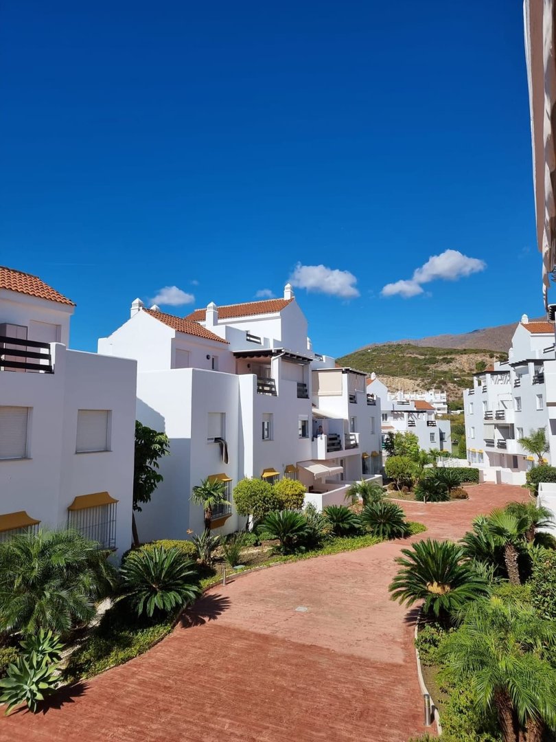 2 Bed Middle Floor Apartment in Estepona
