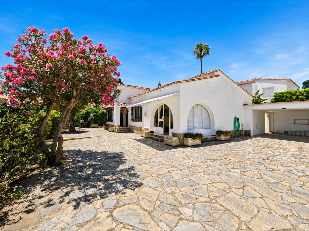 3 Bed Detached Villa in La Duquesa