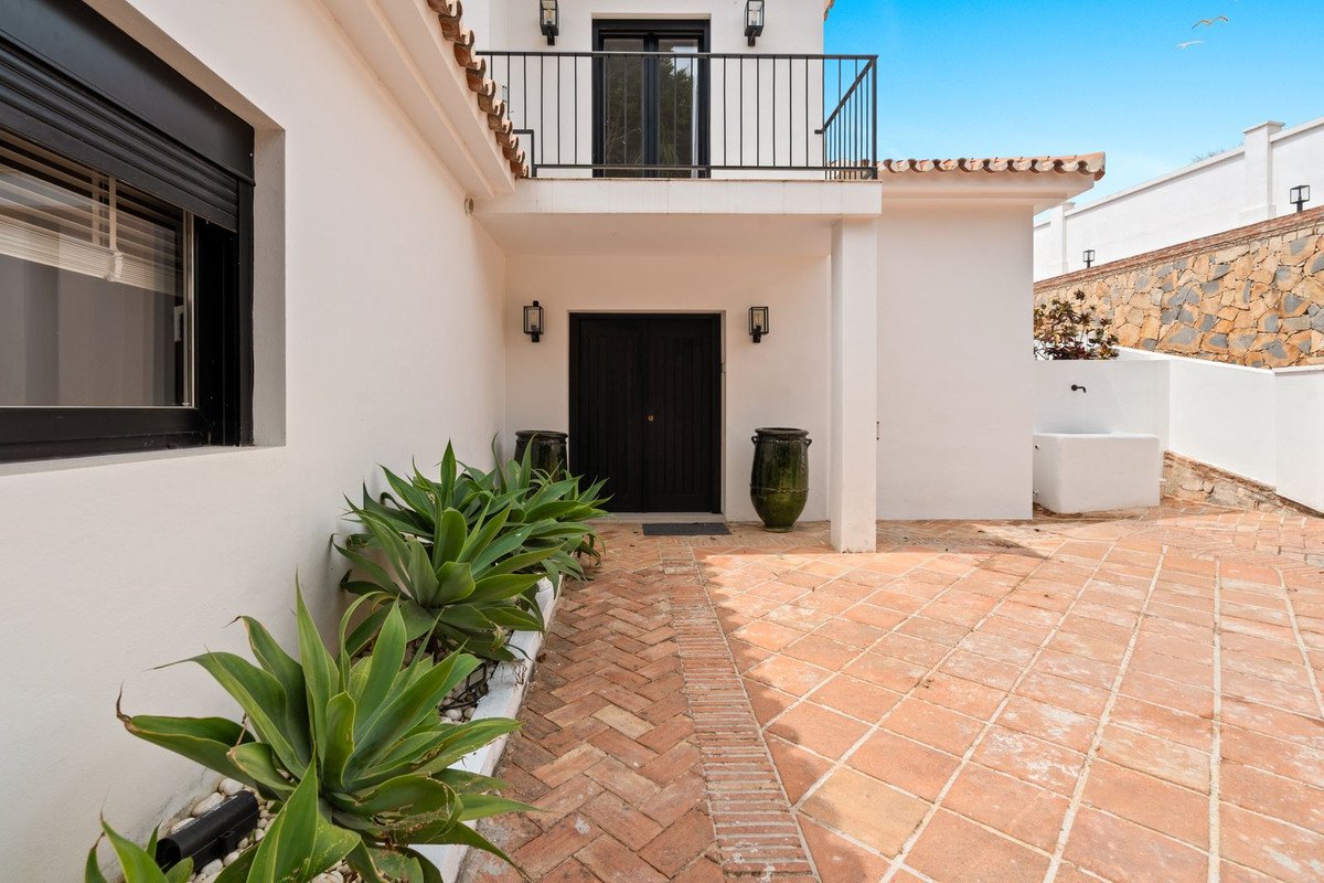 5 Bed Detached Villa in El Paraiso