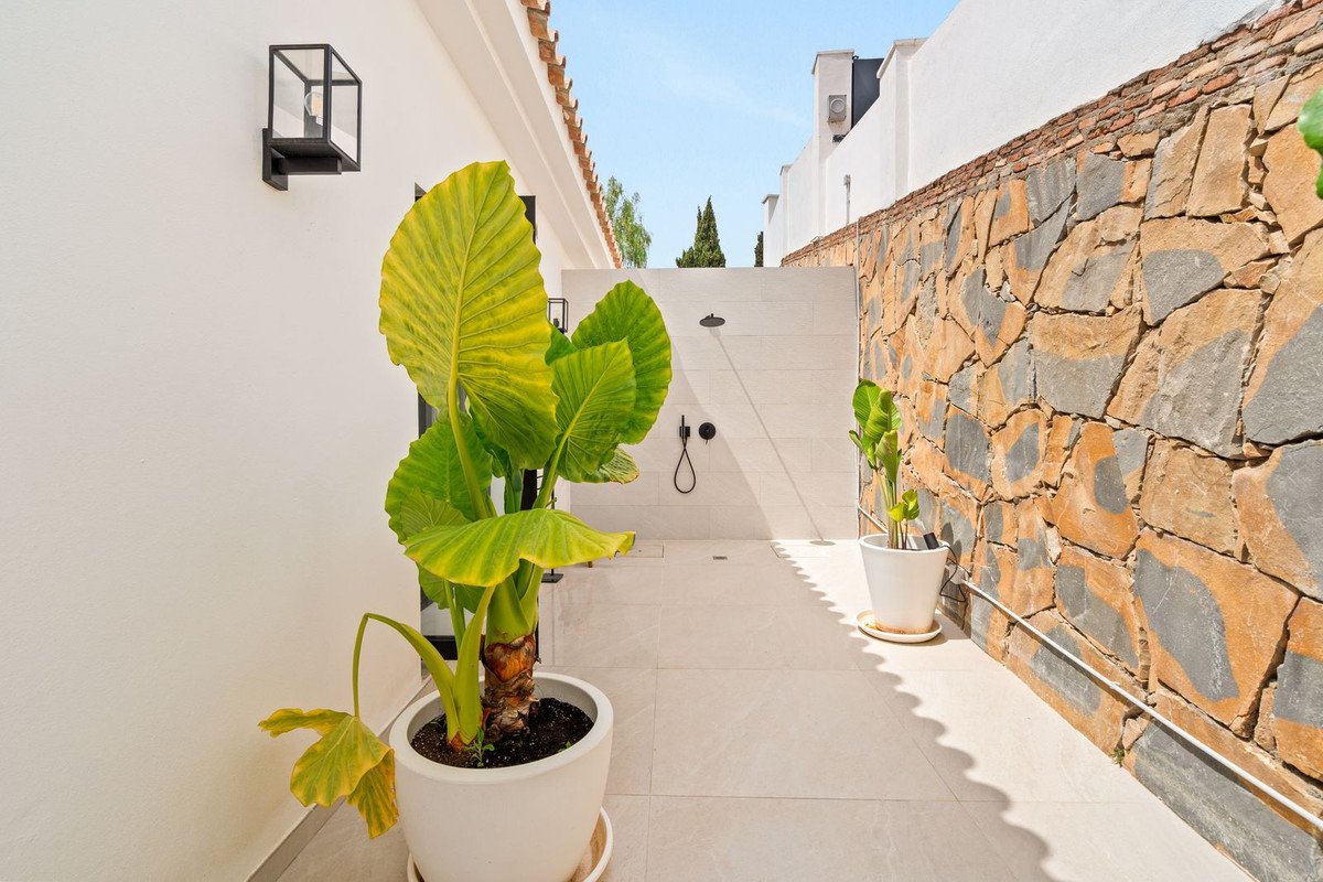 5 Bed Detached Villa in El Paraiso