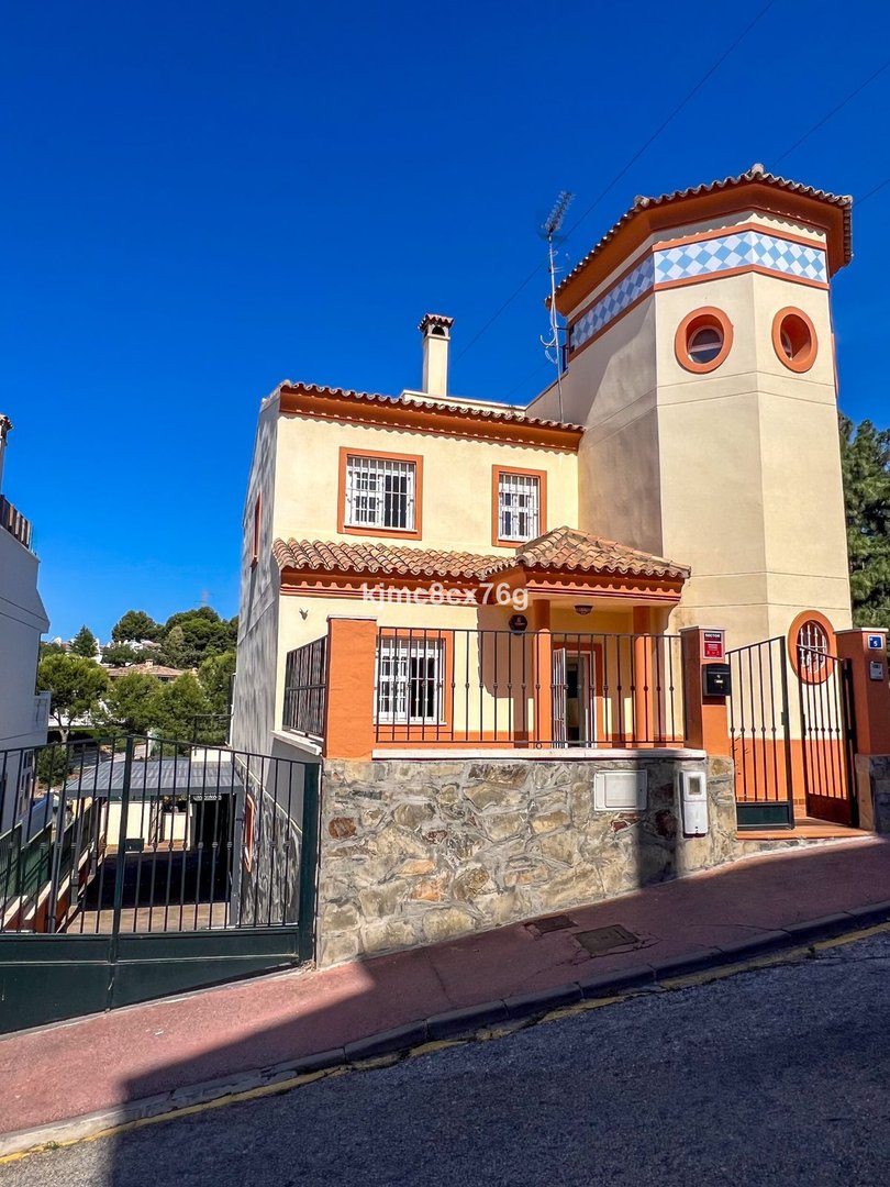 5 Bed Detached Villa in Calahonda