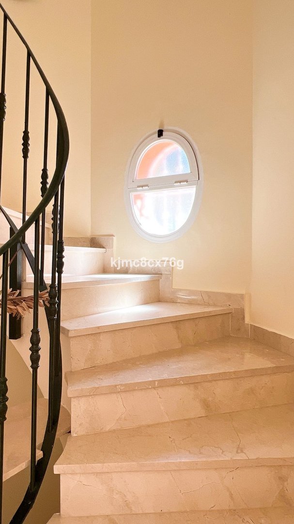 5 Bed Detached Villa in Calahonda