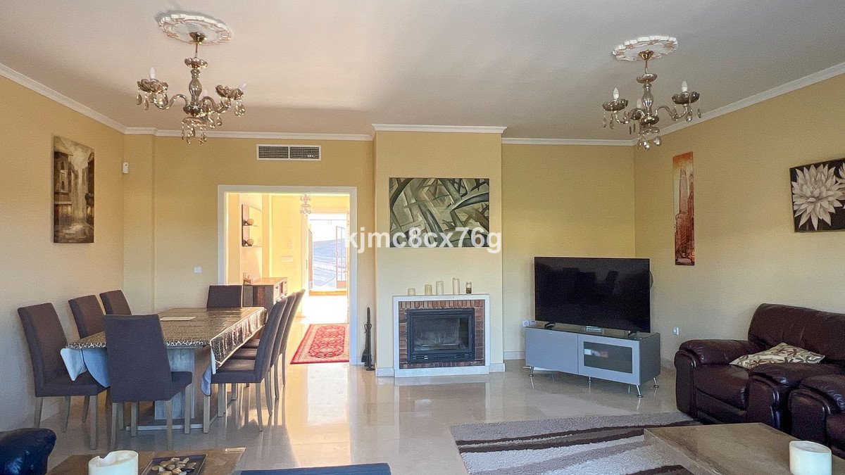 5 Bed Detached Villa in Calahonda